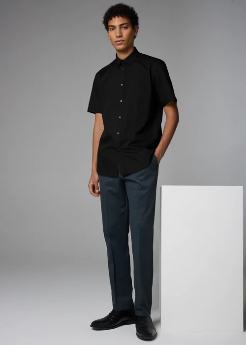 Taylor & Wright Black Easy Care Short Sleeve Shirt - 14.5 Collar Image 2