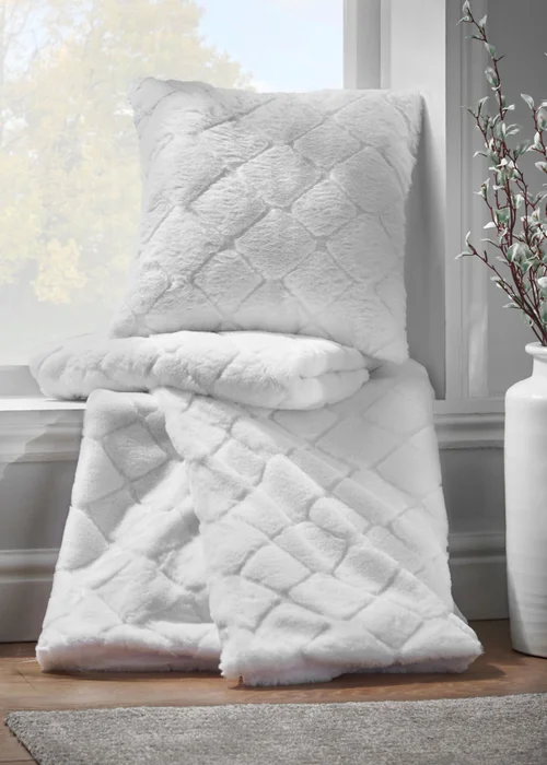 Catherine Lansfield Cosy Diamond Faux Fur Soft 130x170cm Blanket Throw White - One Size Image 2