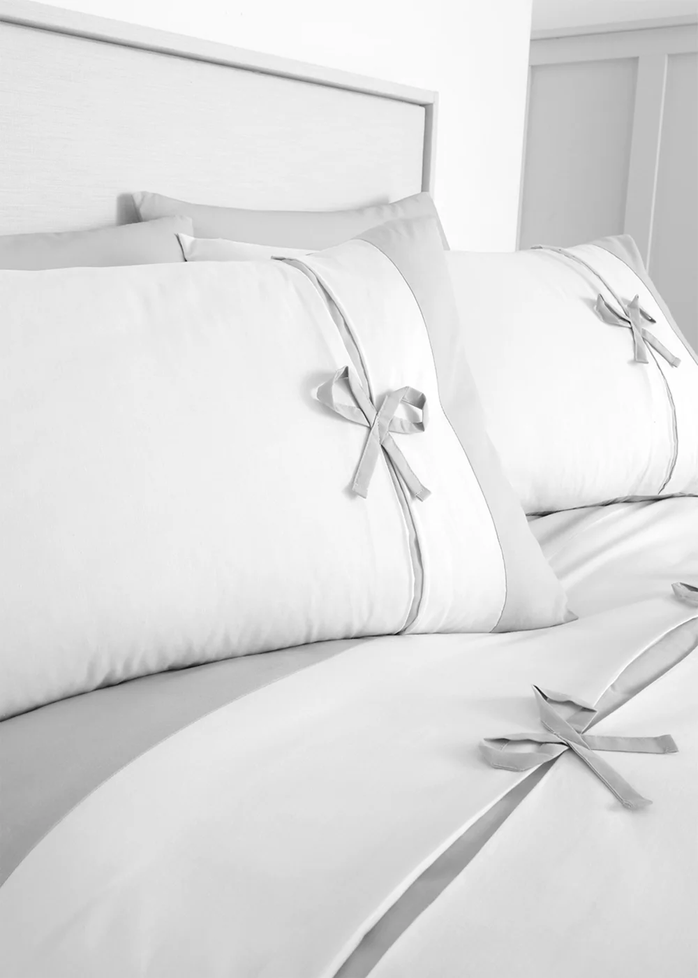 Catherine Lansfield Milo Bow Duvet Cover Set White - Single Image 2