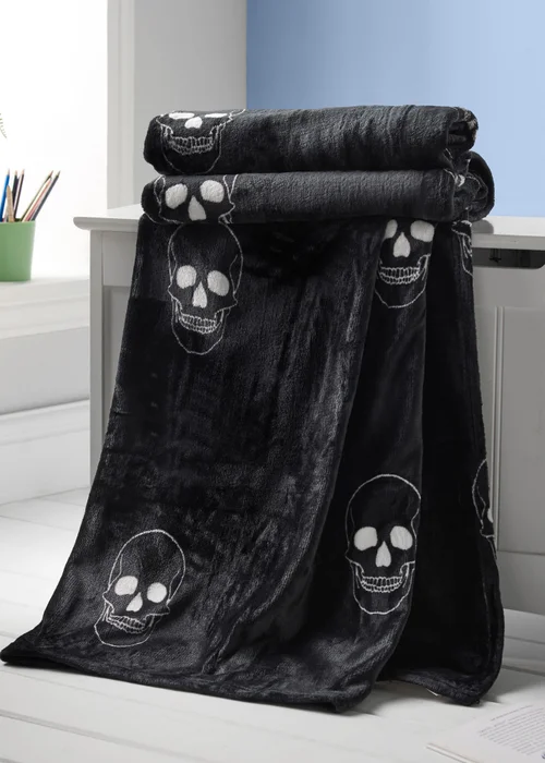 Catherine Lansfield Skulls Cosy Fleece 130x170cm Blanket Throw Grey - One Size Image 2