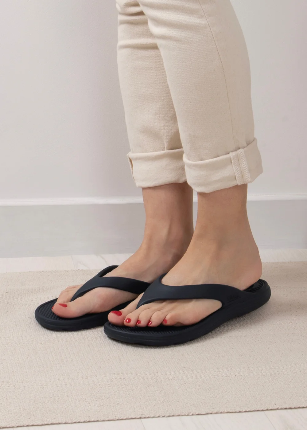 Totes Solbounce Black Toe Post - Size 5 Image 2