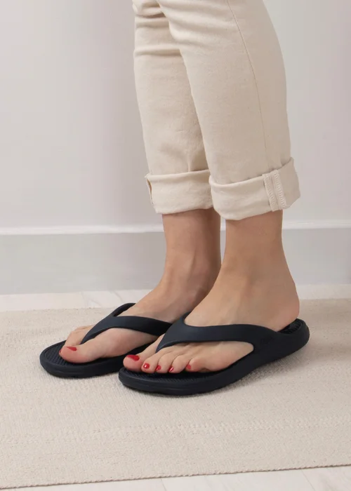 Totes Solbounce Black Toe Post - Size 5 Image 2