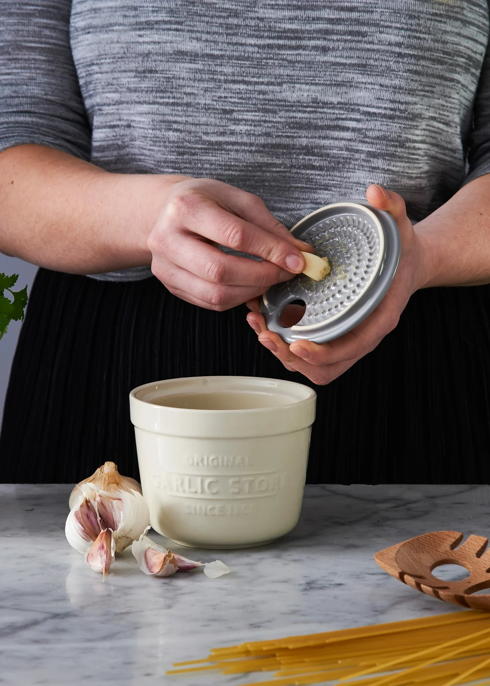 Mason Cash Innovative Kitchen Garlic Store & Grater - One Size Image 2