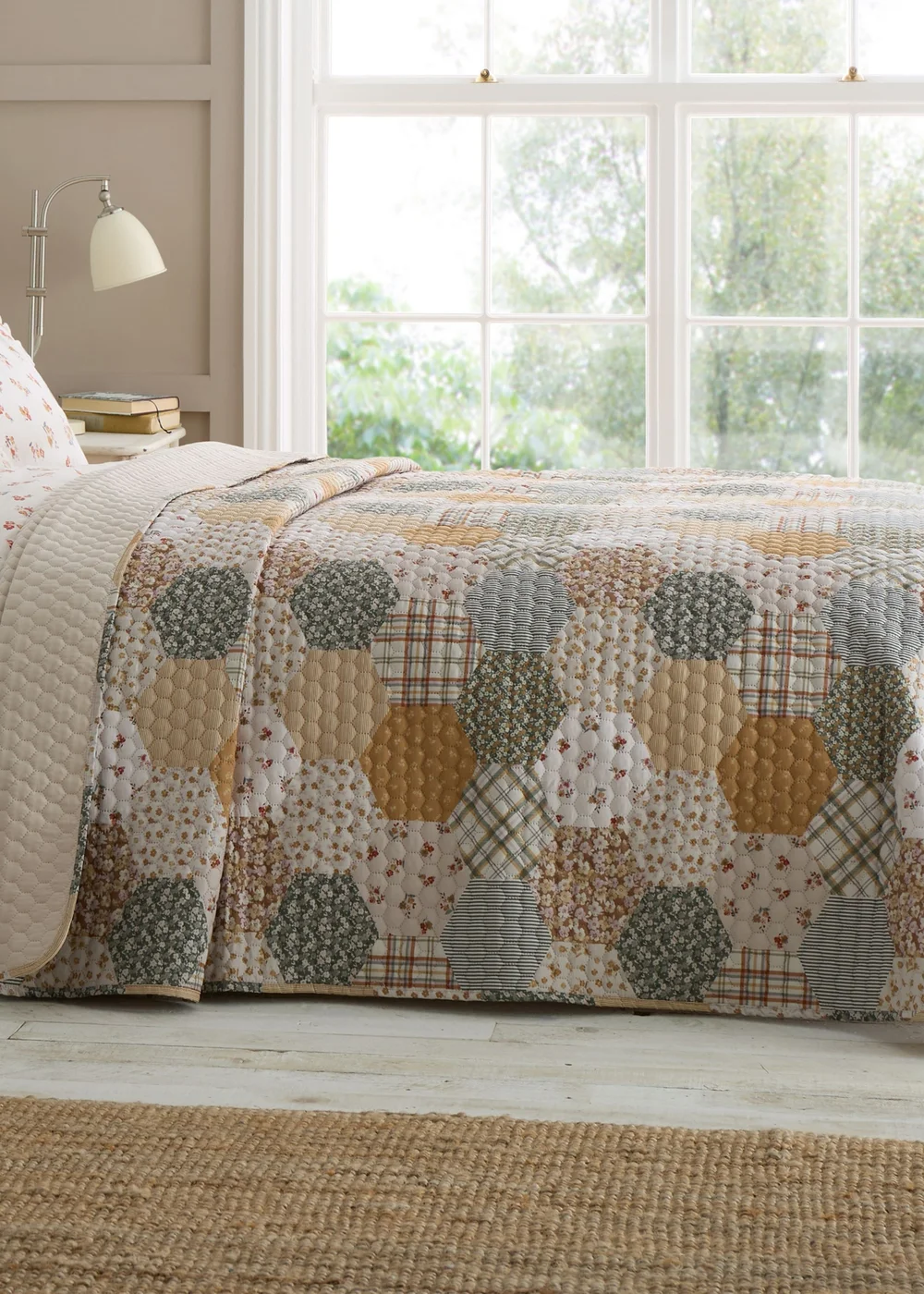 Catherine Lansfield Floral Patchwork Quilted Bedspread (220x230cm) - One Size Image 1