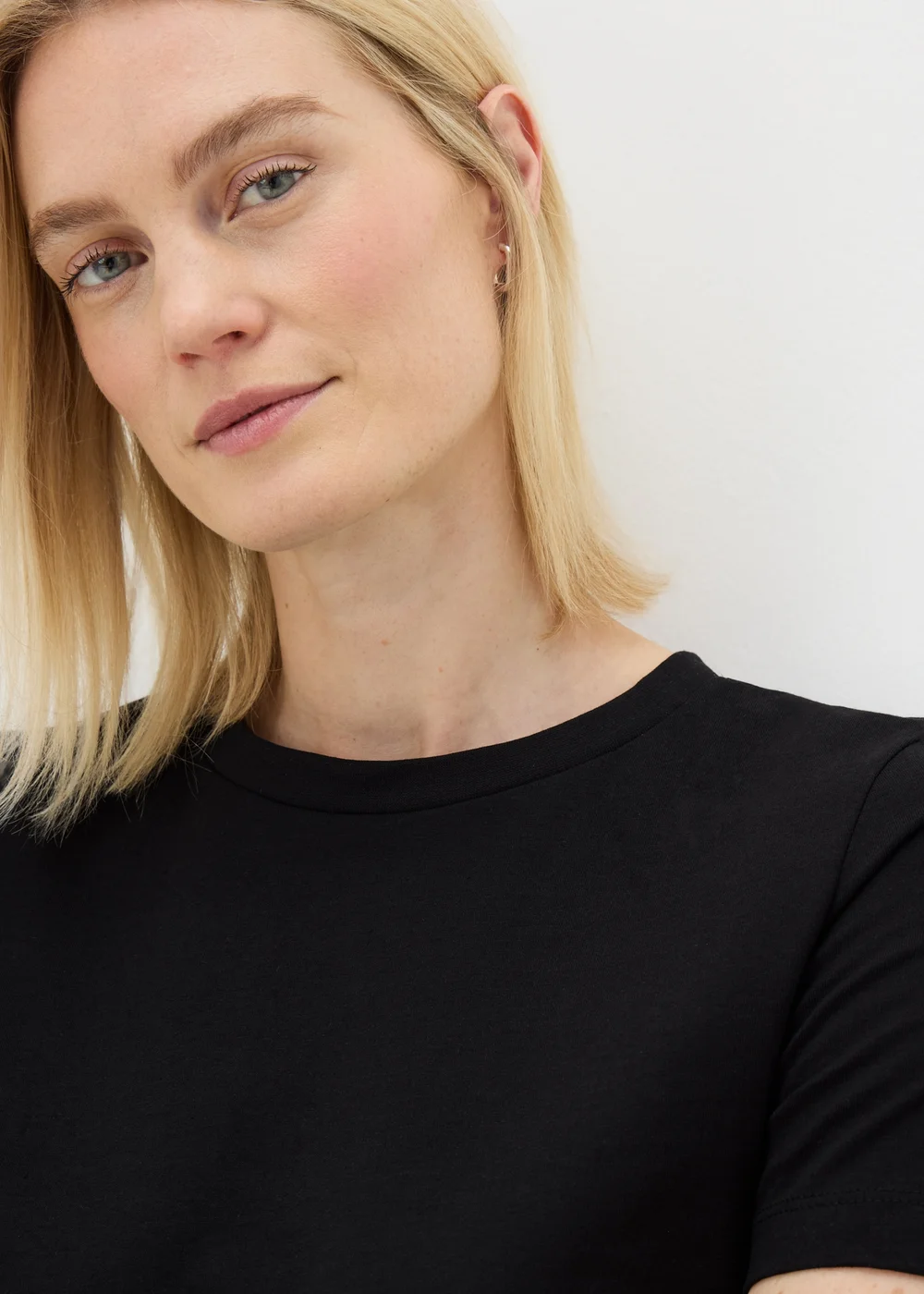 Black Crew Neck T-shirt - Size 10 Image 3