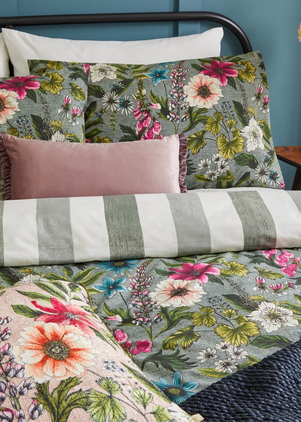 Wylder Blue Floral Hidcote Manor Botanical Duvet Cover Set - Single Image 2