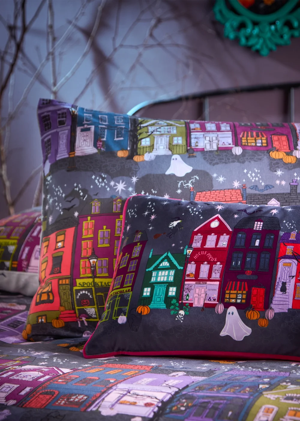 furn. Creepy Town Reversible Duvet Cover Set - King Image 3