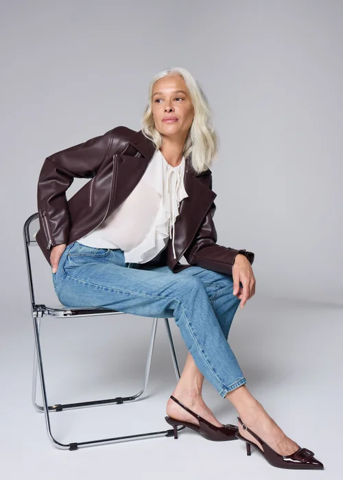 Light Wash Mom Jeans - Size 26 31 leg Image 2