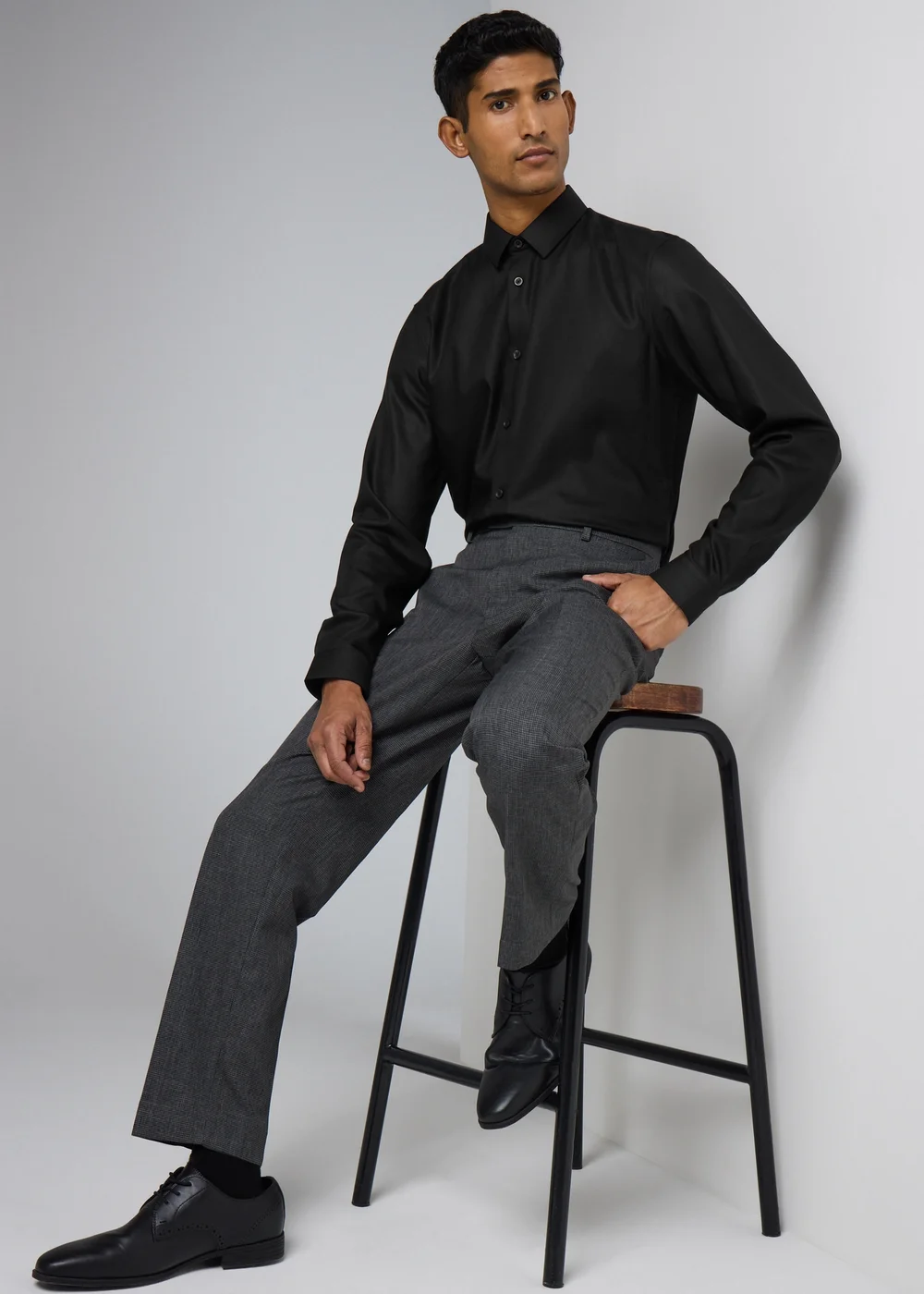 Taylor & Wright Black Twill Slim Fit Shirt - Small Image 2