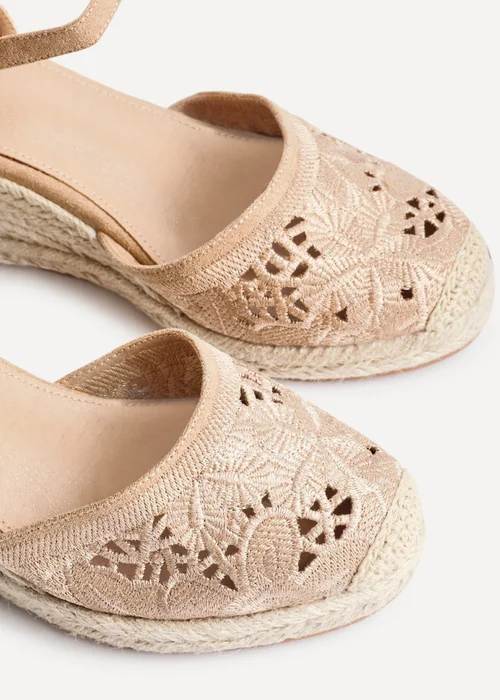 Linzi Kayla Taupe Closed Toe Wedge - Size 4 Image 4