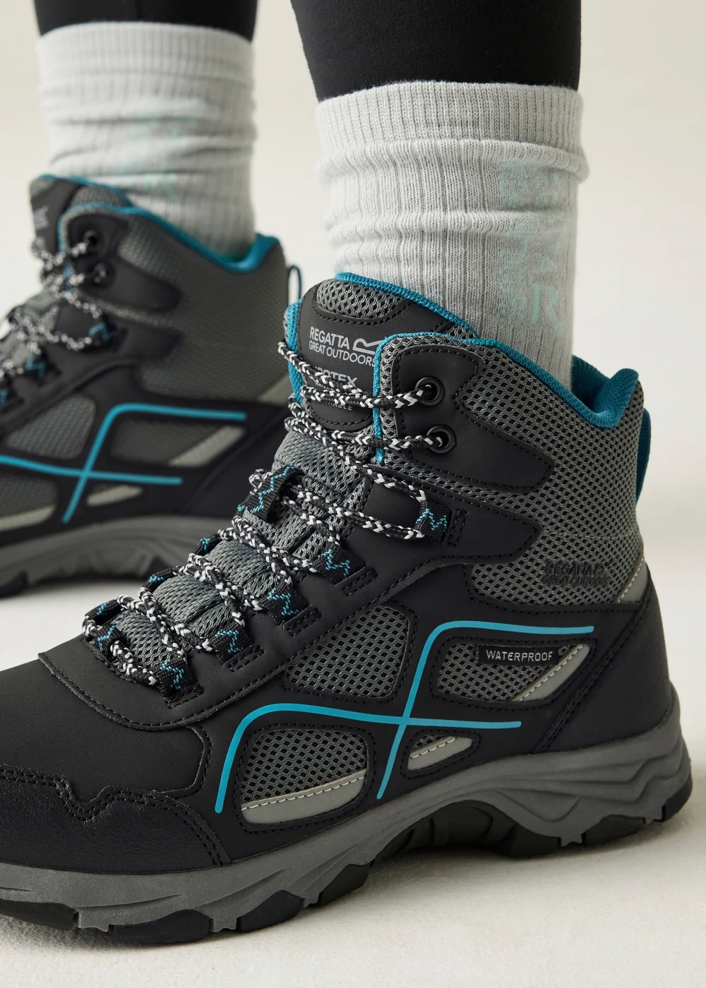 Regatta Black Deep Lake Vendeavour Waterproof Isotex Walking Boots - Size 4 Image 1