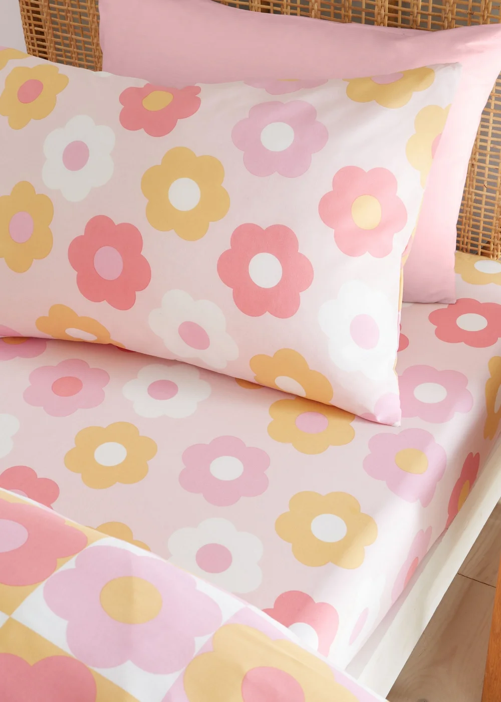 Catherine Lansfield Retro Daisy Pink Yellow Fitted Sheet - Single Image 1