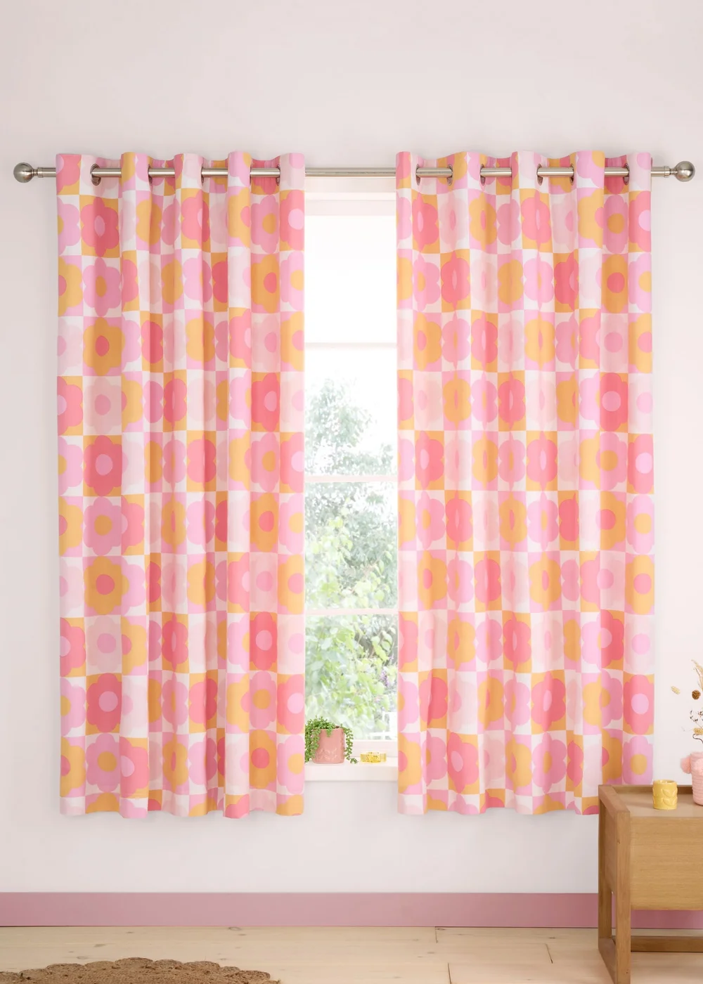 Catherine Lansfield Retro Daisy Fully Reversible Eyelet Curtains Pink - 66W X 72D (168x183cm) Image 2