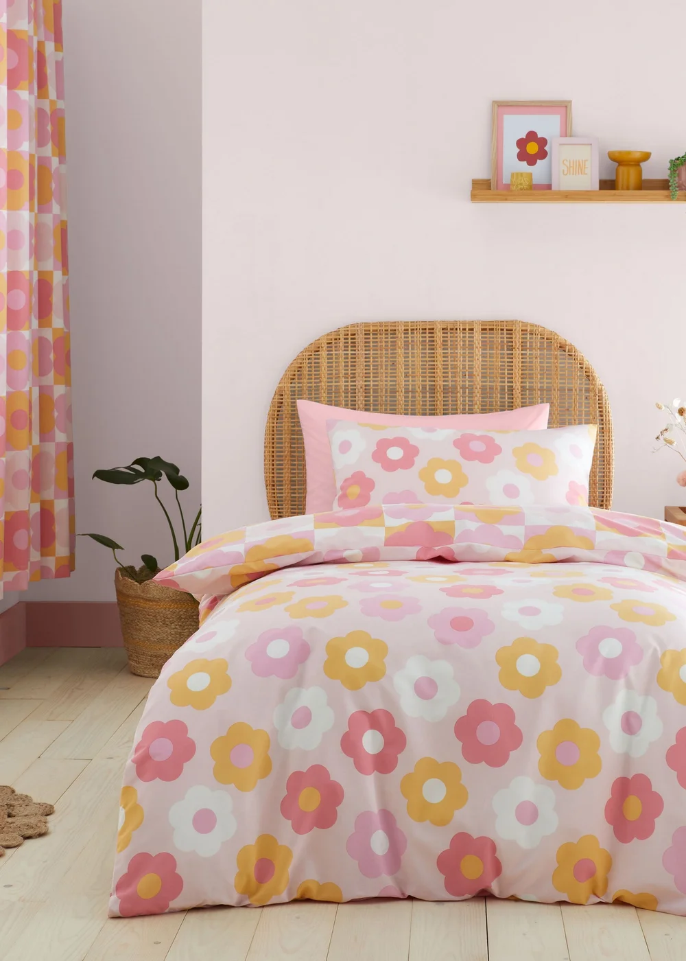 Catherine Lansfield Retro Daisy Reversible Duvet Cover Set Pink - Single Image 1