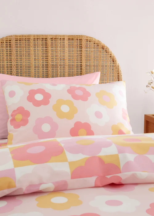 Catherine Lansfield Retro Daisy Reversible Duvet Cover Set Pink - Single Image 3