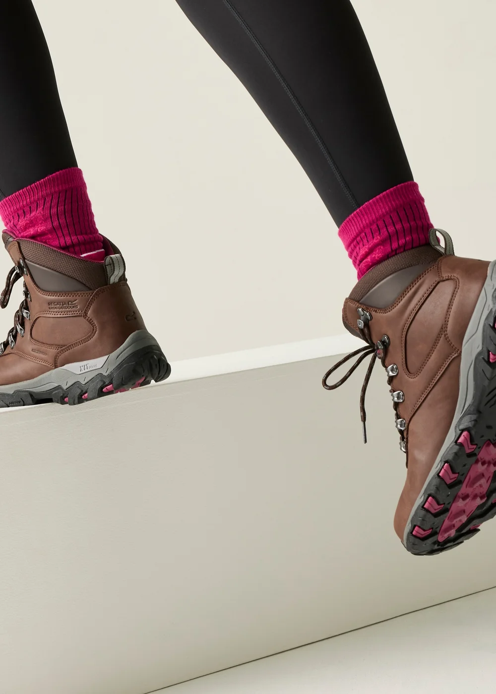 Regatta Chestnut Holcombe Classic Waterproof Breathable Isotex Walking Boots - Size 7 Image 2