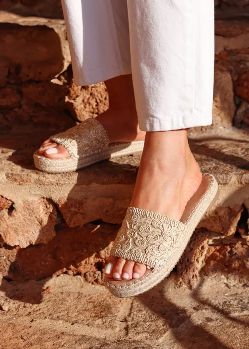 Linzi Savvy Gold Woven Flat Slider Sandal - Size 6 Image 1