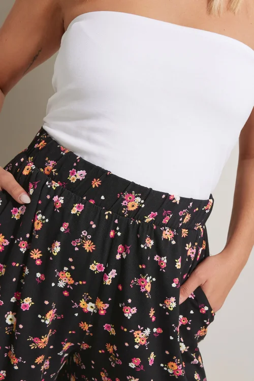 Yours Curve Black Floral Print Jersey Shorts - 16 Image 4