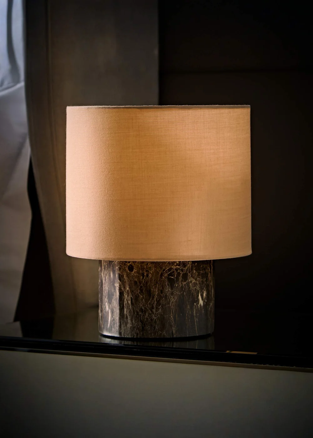 ValueLights Melanie Dark Marble Effect Table Lamp with Natural Linen Lamp Shade - One Size Image 3