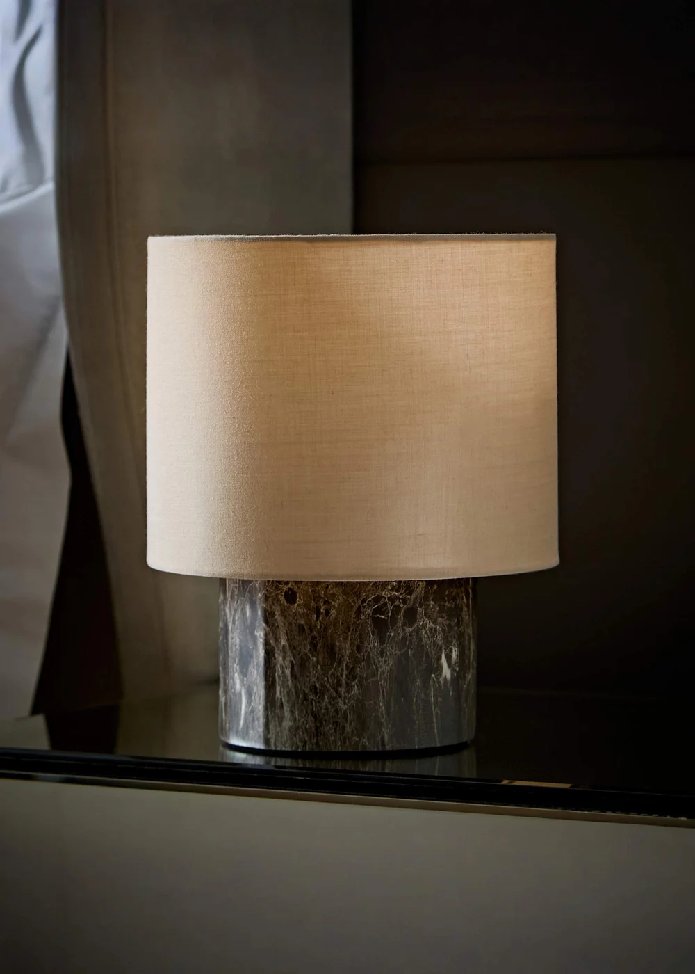 ValueLights Melanie Dark Marble Effect Table Lamp with Natural Linen Lamp Shade - One Size Image 1