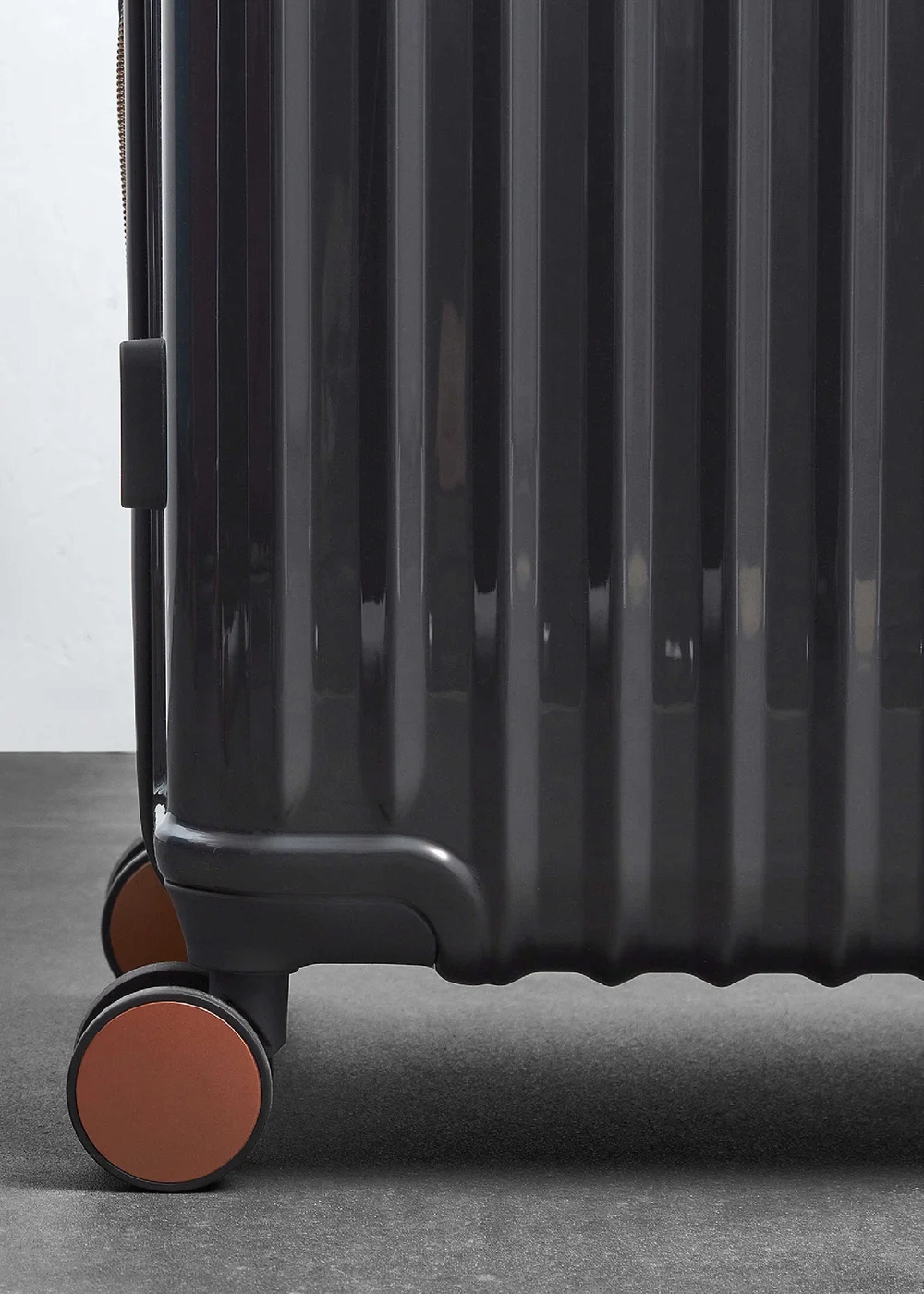 Rock Selene Suitcase Charcoal - Cabin Image 3