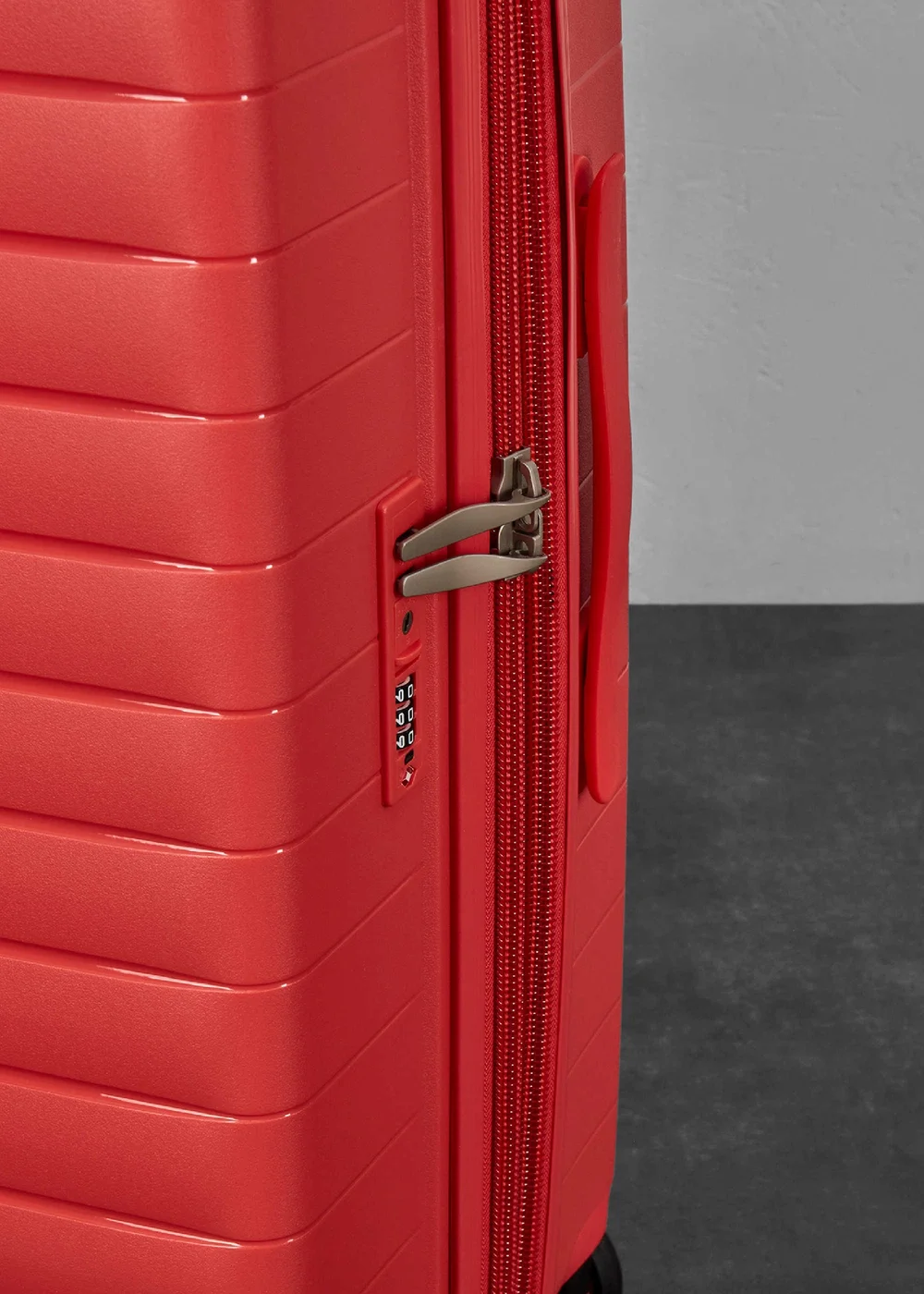 Rock Palma Suitcase Coral - Cabin Image 6