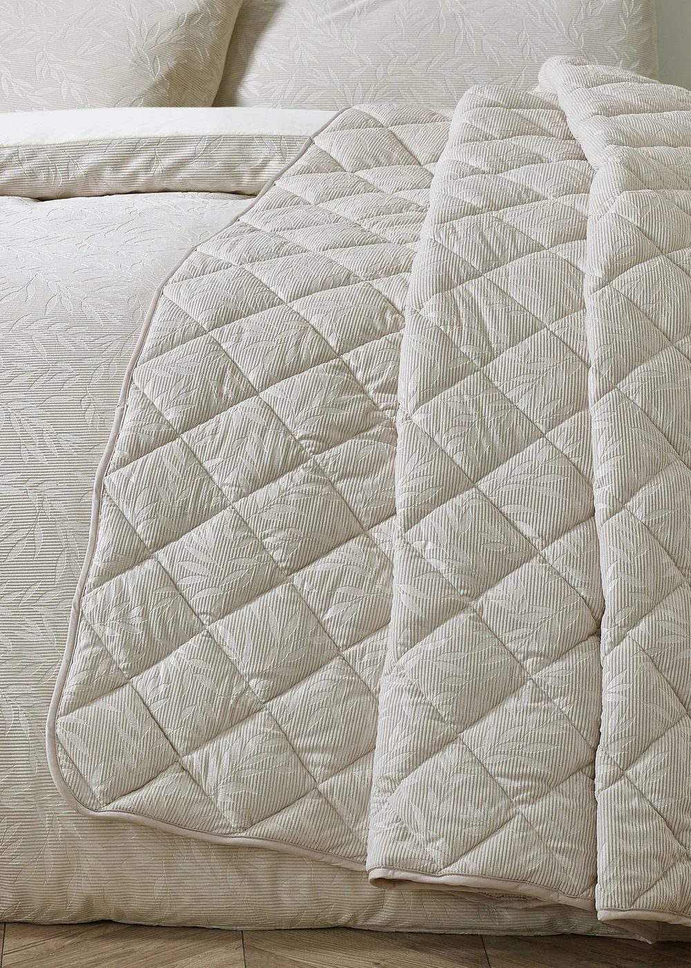 Catherine Lansfield Corded Leaves Quilted Bedspread Champagne Gold - One Size Image 1