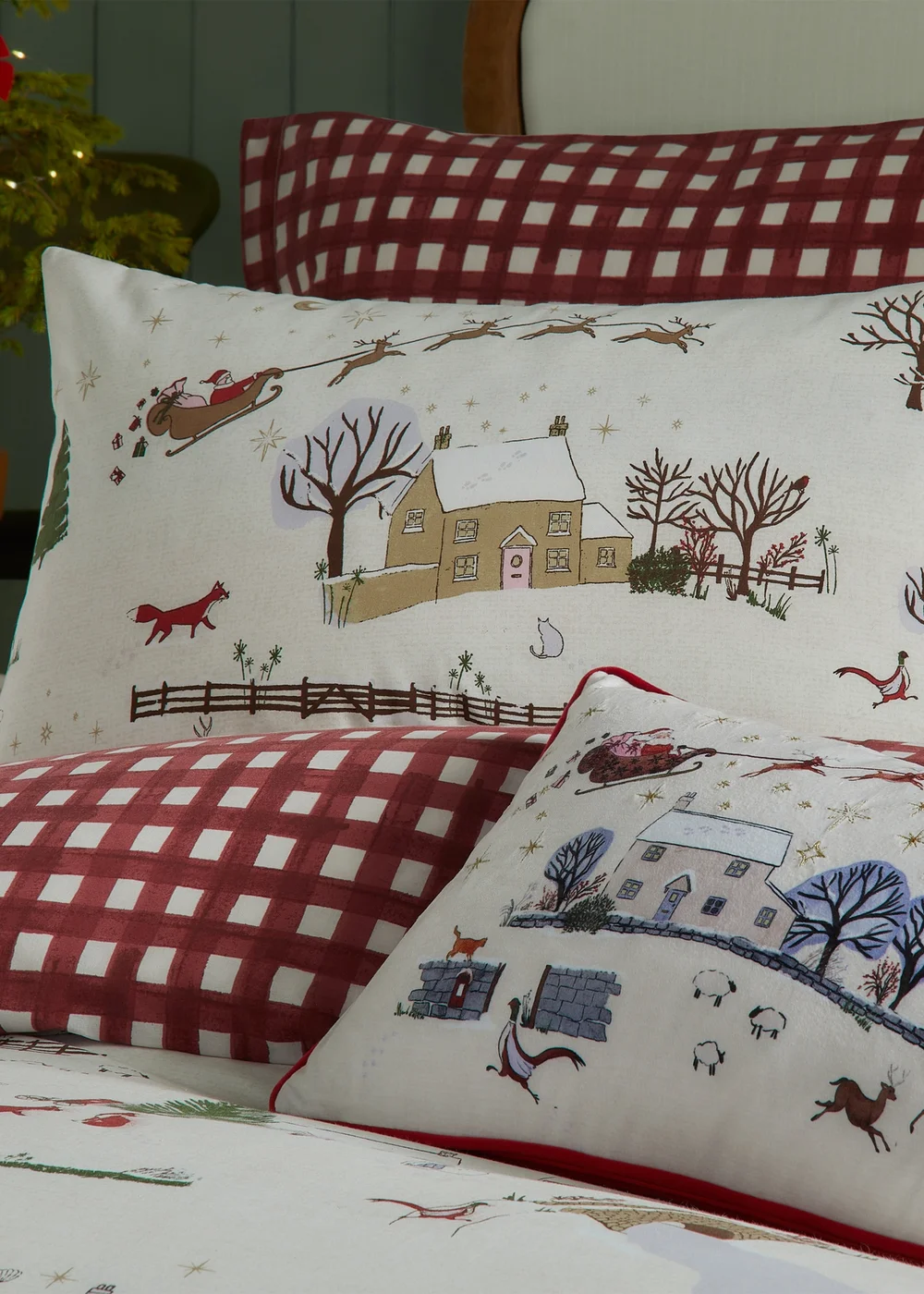 Furn Cotswolds Christmas Printed Reversible Cream Duvet Set - Single Image 2