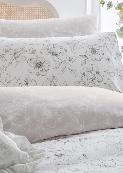 Wylder Nature Bella Reversible Floral Natural Duvet Set - Single Image 3