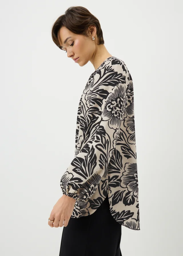 Black Floral Scoop Hem Blouse