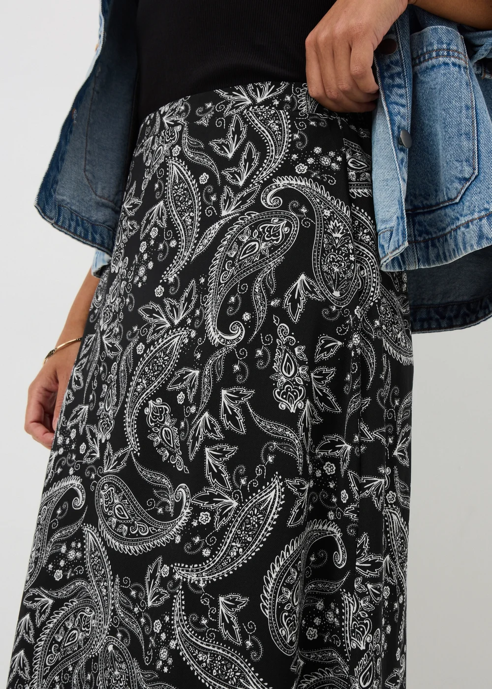 Black Paisley Flared Hem Skirt - Size 8 Image 2