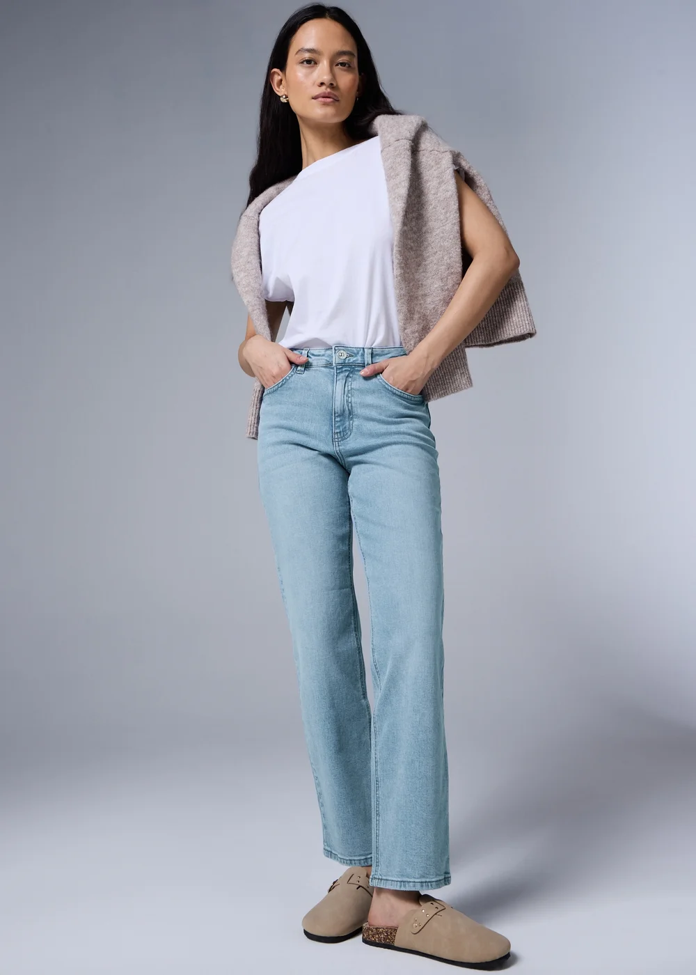 Light Wash Straight Leg Jeans - Size 08 29 leg Image 2