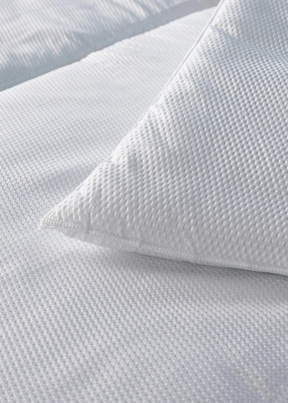 Downland Waffle White 10.5 Tog Duvet - Single Image 2