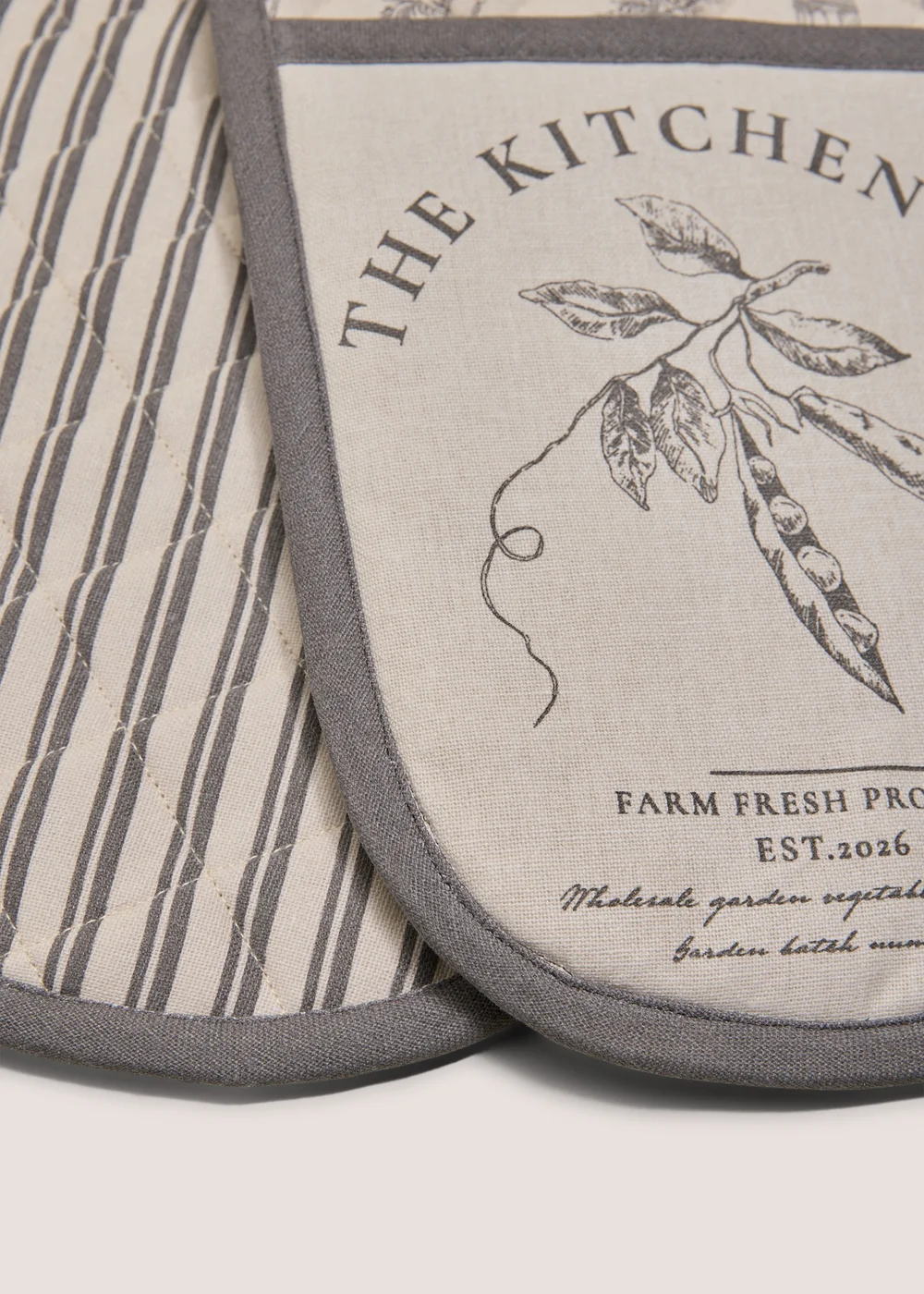 Kitchen Co Veg Print Oven Gloves Image 2