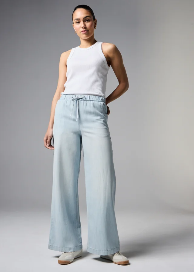 Light Wash Stretch Comfort Fit Wide Leg Jeans