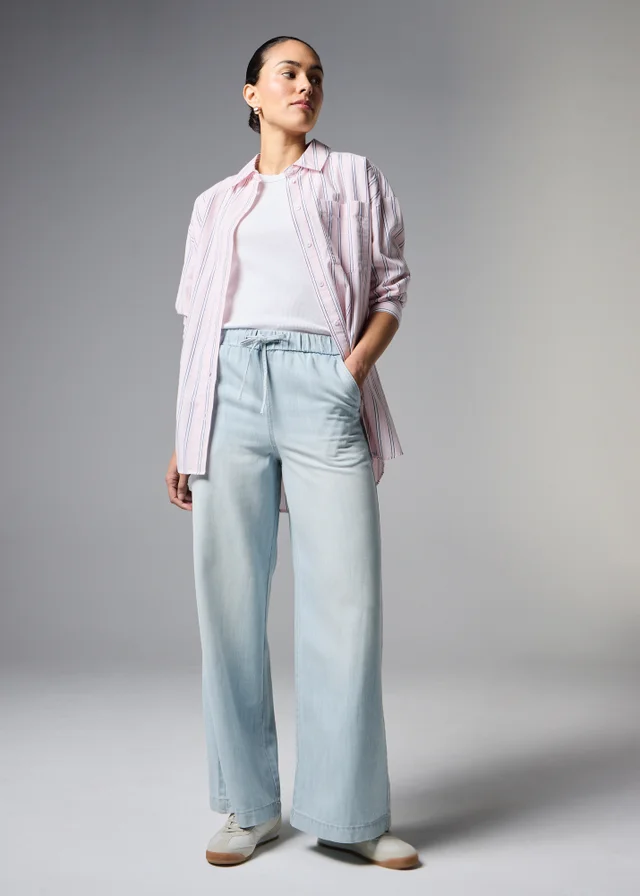 Light Wash Stretch Comfort Fit Wide Leg Jeans
