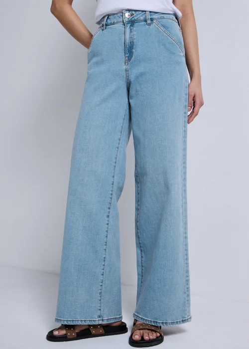 Light Wash Stretch Wide Leg Jeans - Size 08 29 leg Image 3
