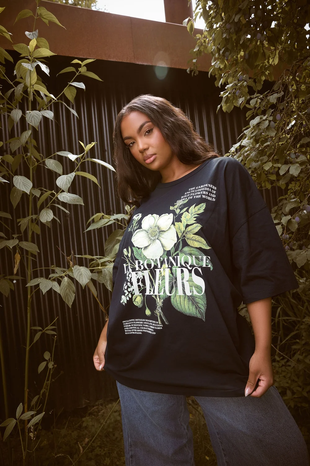 Yours Curve Black 'La Botanique Fleurs' Floral Boxy Graphic T-Shirt - Size 16 Clothing Image 1
