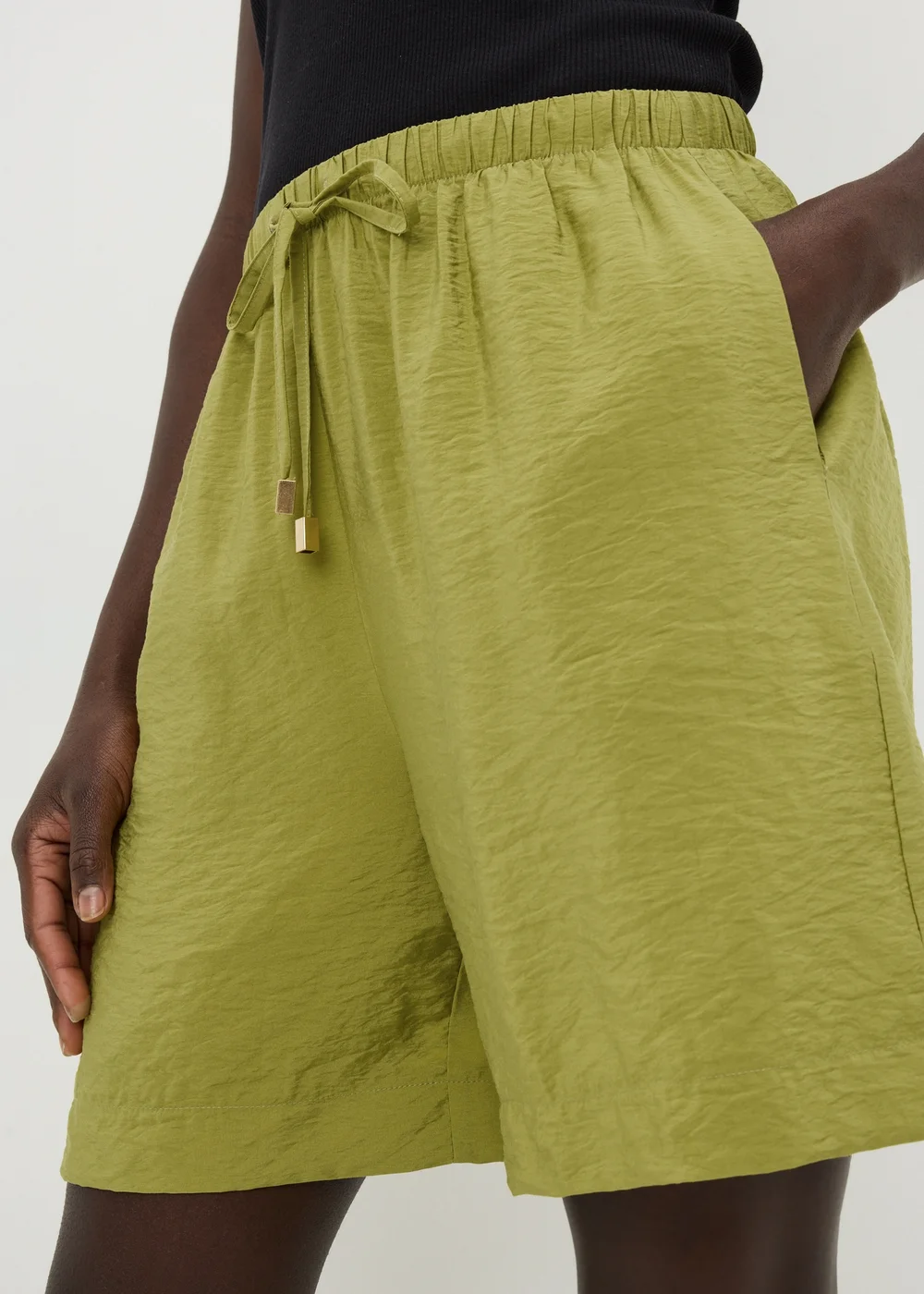 Olive Airflow Tied Shorts - 18 Image 3