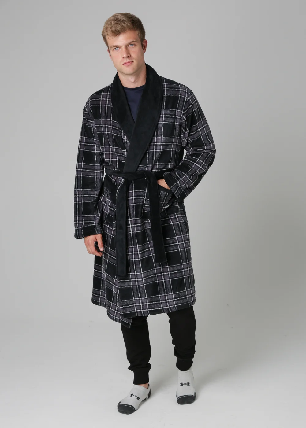 Tokyo Laundry Black Plush Dressing Gown - Medium Image 1