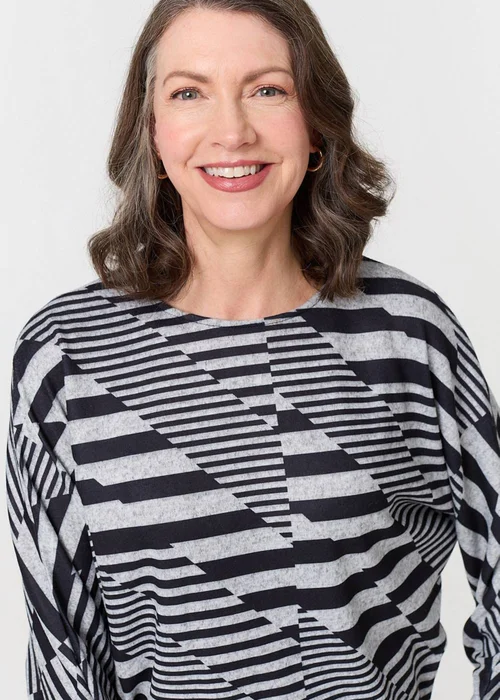 Izabel London Grey Geo Print Long Batwing Sleeve Top - 18 Image 3