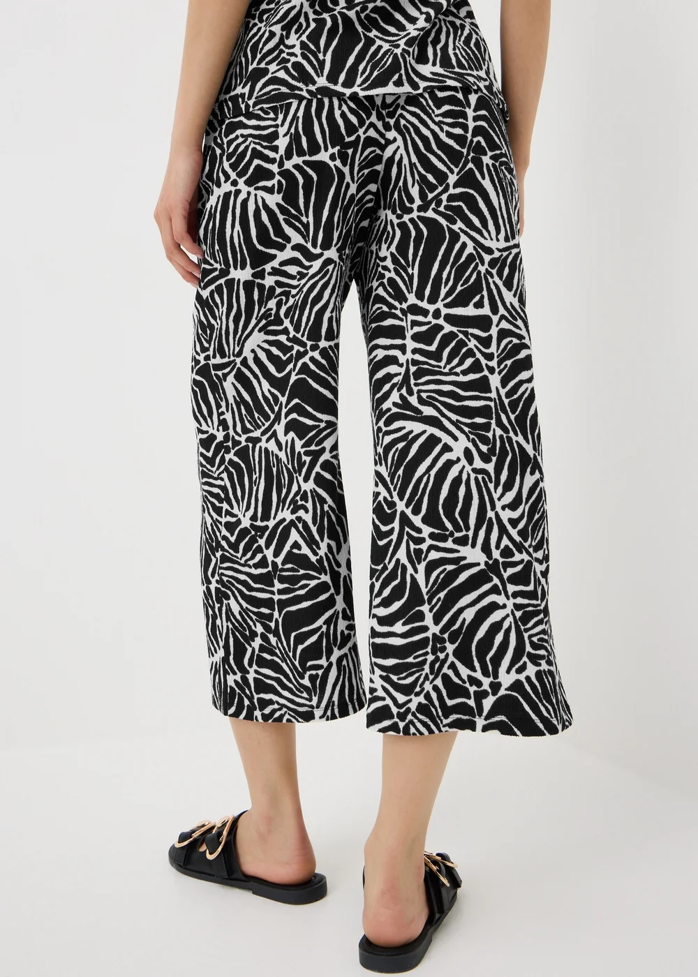 Black Leaf Textured Cropped Co Ord Trousers - 22 Image 2