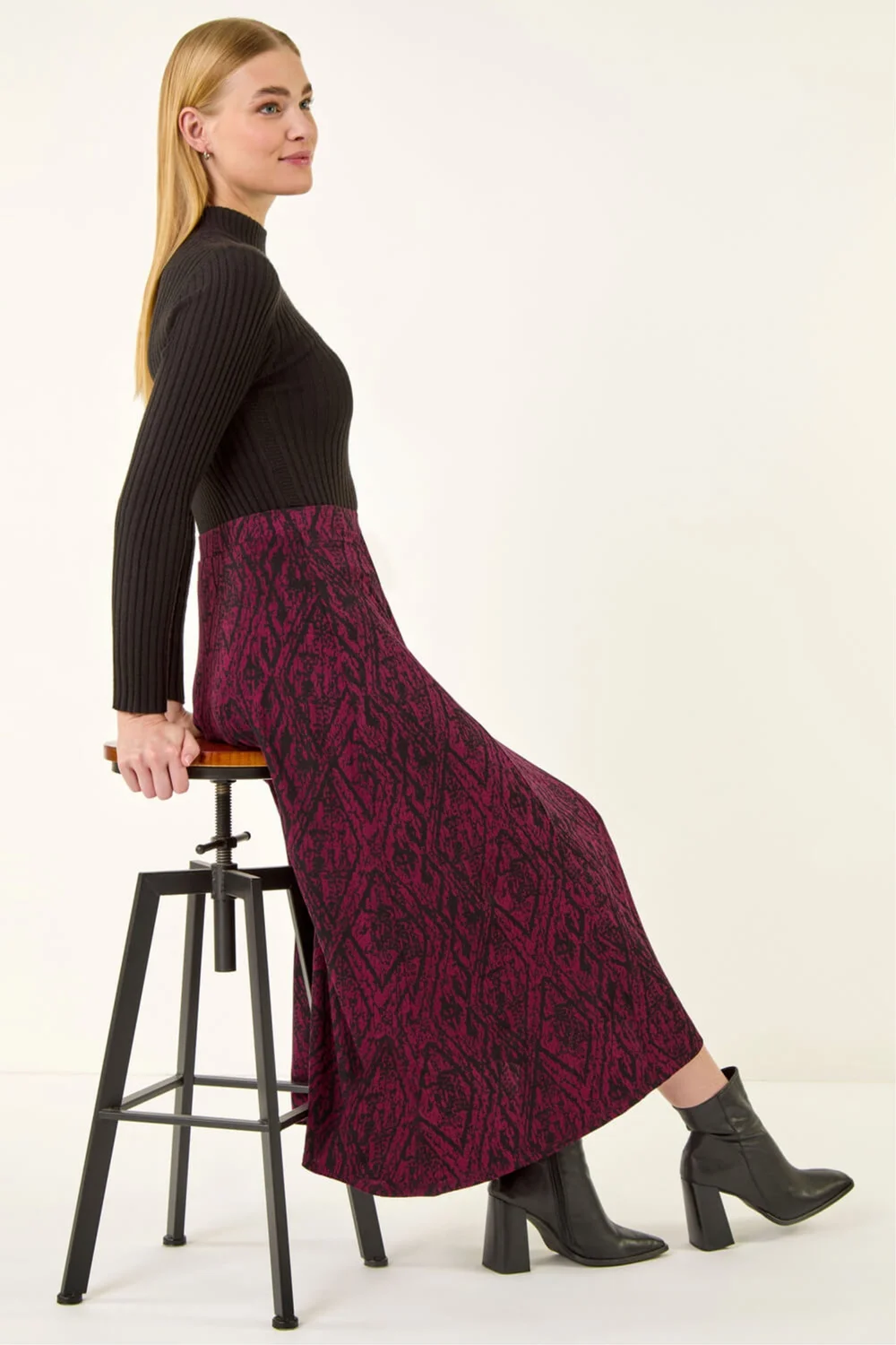 Roman Wine Abstract Diamond Print Midi Skirt - Size 20 Image 2