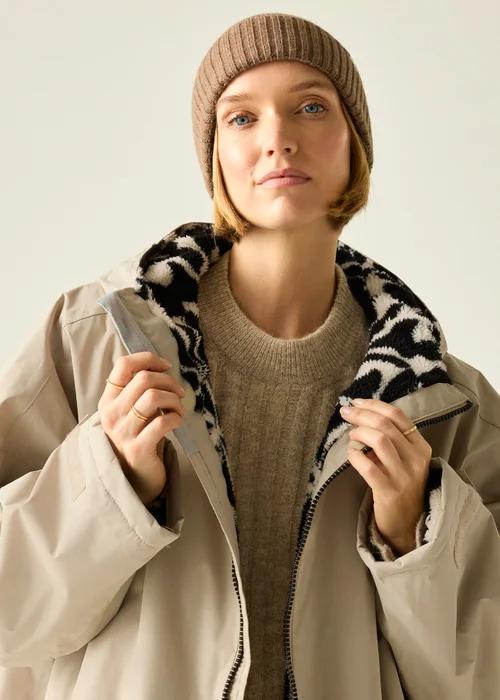 Regatta White Pepper Abstract Floral Adult Waterproof Robe with Hydrafort Technology - L/XL Image 6