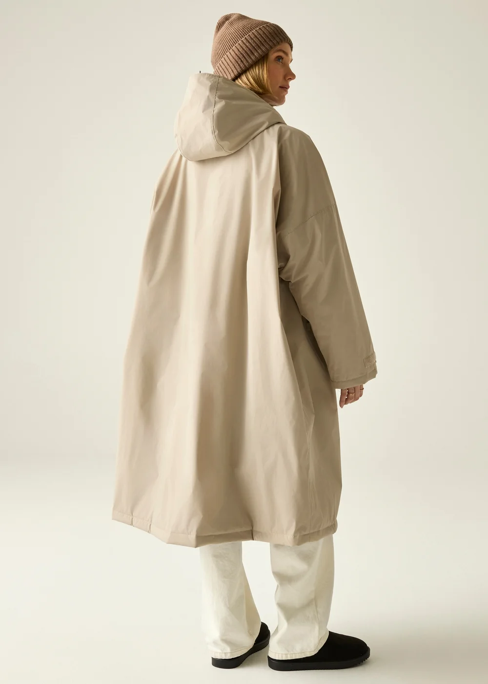 Regatta White Pepper Abstract Floral Adult Waterproof Robe with Hydrafort Technology - Large/Extra Large Image 2