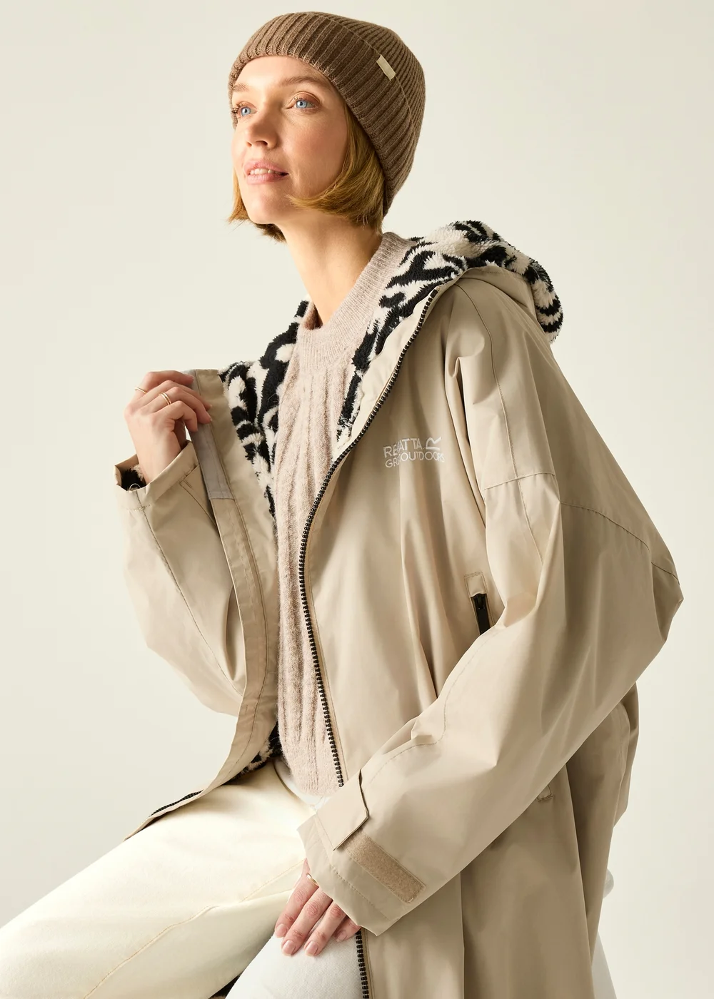 Regatta White Pepper Abstract Floral Adult Waterproof Robe with Hydrafort Technology - Large/Extra Large Image 1