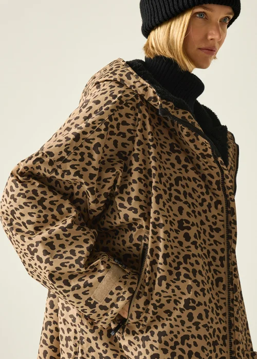Regatta Abstract Leopard Spot Adult Waterproof Robe with Hydrafort Technology - L/XL Image 4