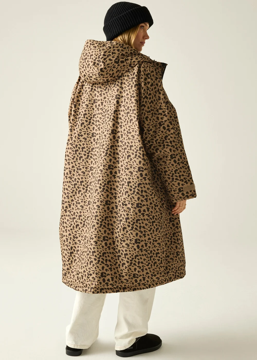 Regatta Abstract Leopard Spot Adult Waterproof Robe with Hydrafort Technology - L/XL Image 2