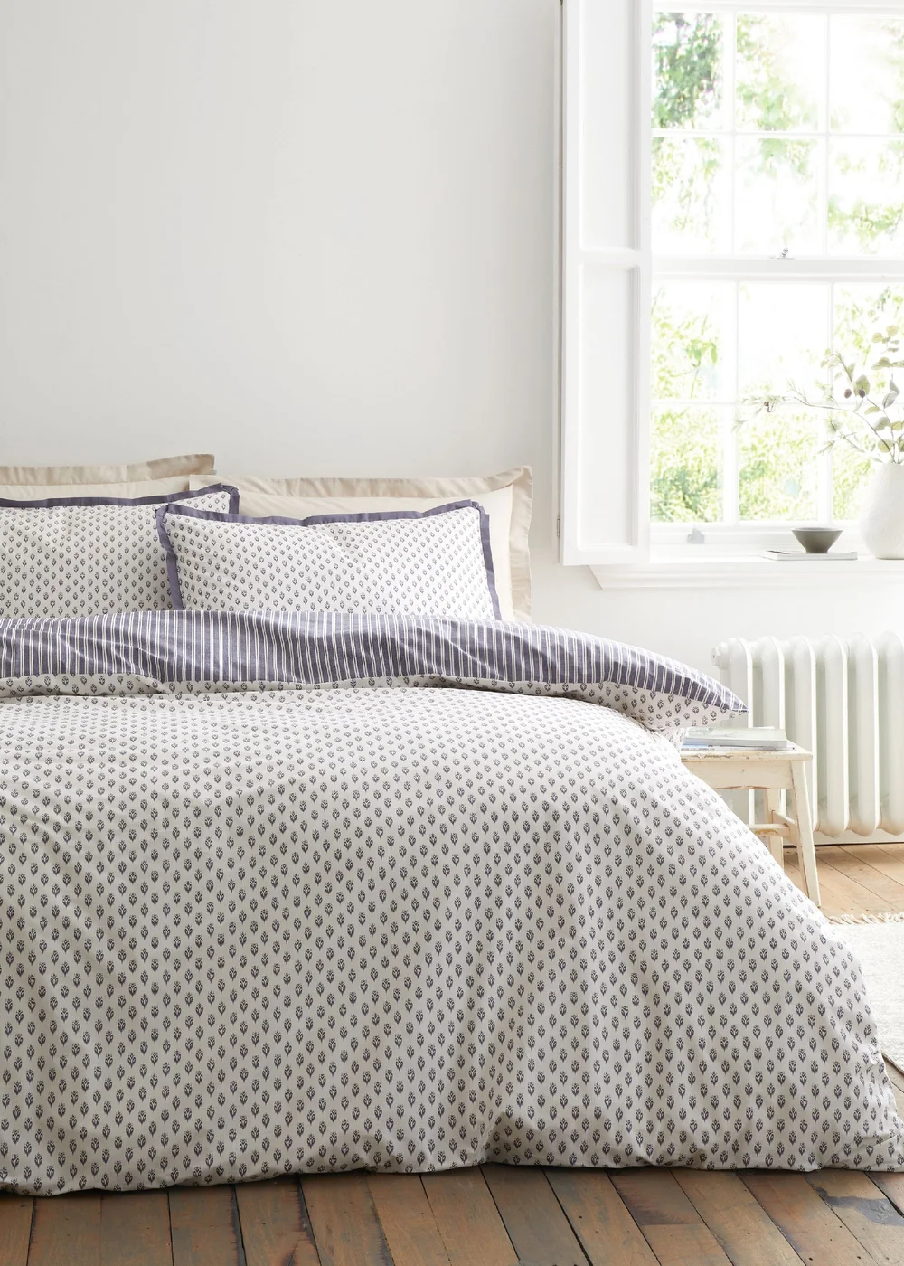 Bianca Fine Linens Amelie 200 Thread Count Cotton Reversible Duvet Cover Set Blue - Single Image 1