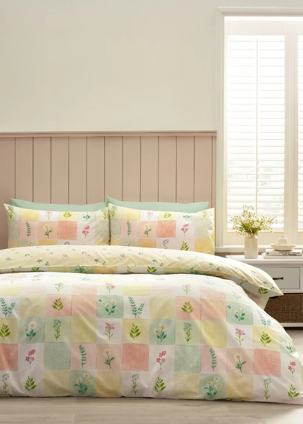 Catherine Lansfield Daisy Patchwork Reversible Duvet Cover Set Yellow - Single Image 1